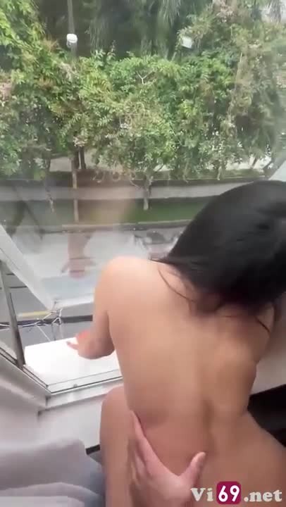 Chơi em ban ngày ngoài của sổ lun