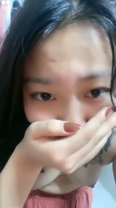 Đang live thì nứng quà đè em gái xinh ra địt.