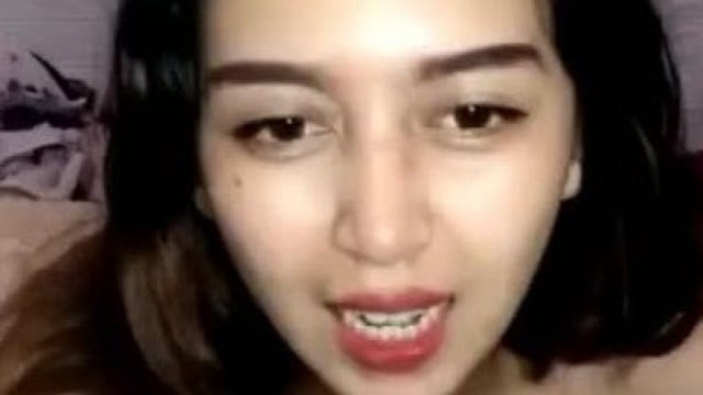 Em gái Châu Á vú to ti thâm livestream
