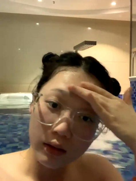 Kính cận liveshow trong hồ bơi